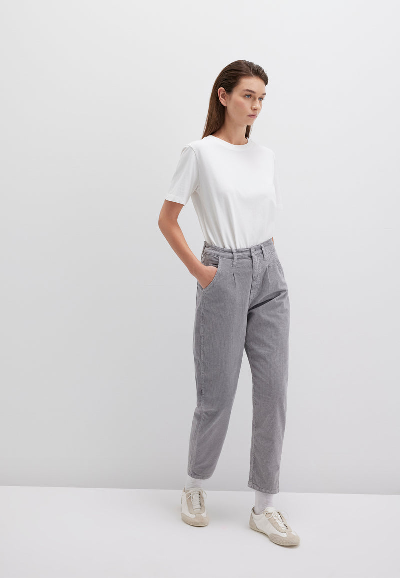 Laura | High-rise, pleated baggy jeans