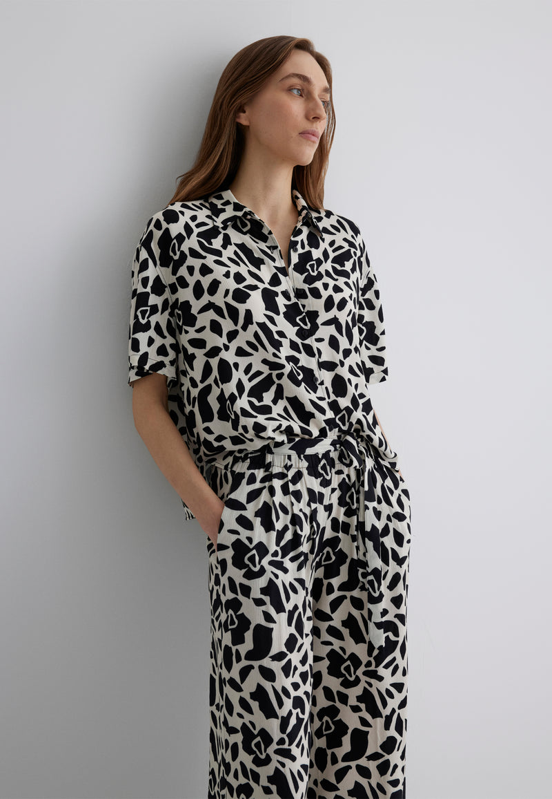 SHORT SLEEVE SHIRT | Knopfleiste mit Reverskragen