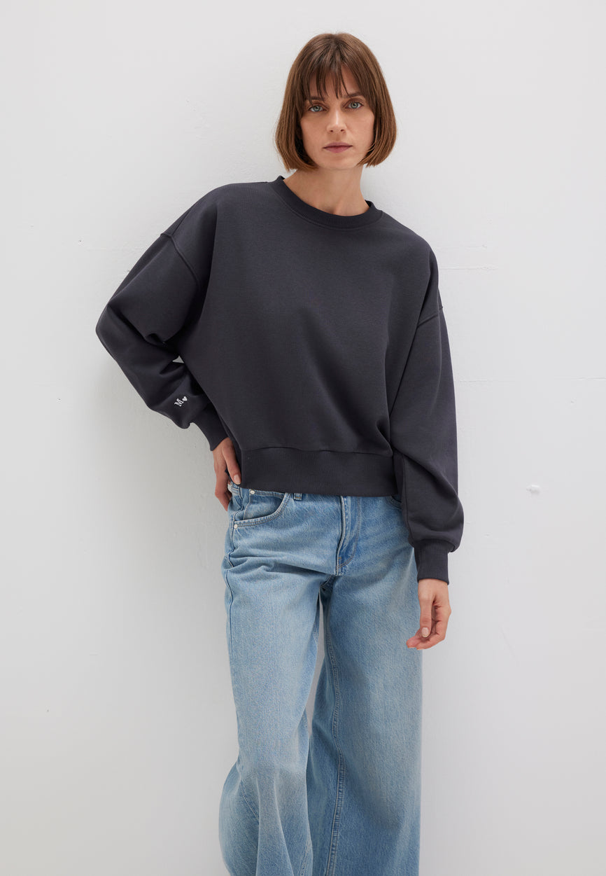 CREW NECK SWEATSHIRT | Sweatshirt mit kleiner Stickerei